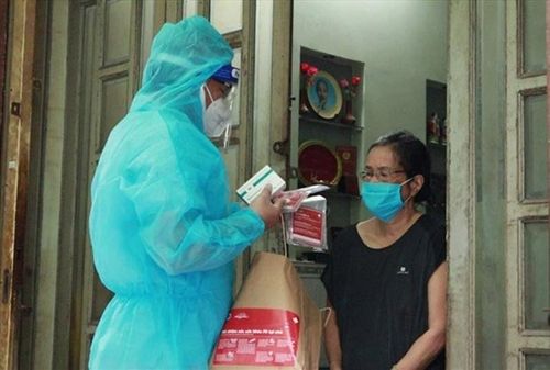 Nhân viên y tế ở Yên Bái tư vấn, hướng dẫn chăm sóc cho F0 điều trị tại nhà. (Ảnh: Bộ Y tế)