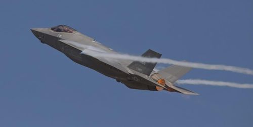 F-35 được thiết kế và xây dựng bởi một tổ hợp công nghiệp hàng không do Lockheed Martin dẫn đầu và các thành viên khác là BAE Systems và Northrop Grumman.