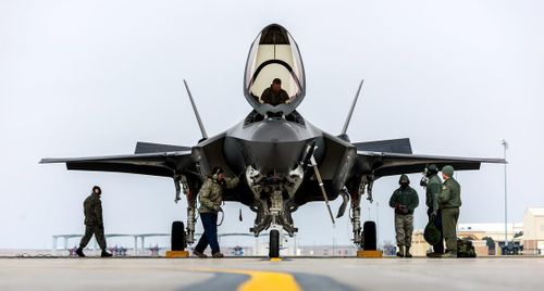 F-35 có thể đạt tốc độ lớn nhất là 1.930 km/h; tầm bay tối đa 2.200km; bán kính chiến đấu 1.100km; lực nâng của cánh 526 kg/m2.