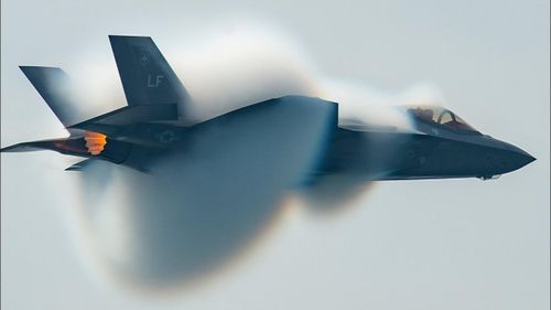 F-35 đã có chuyến bay đầu tiên vào ngày 15/12/2006, đánh dấu đây là chiếc tiêm kích tàng hình thứ 2 trên thế giới ra đời.