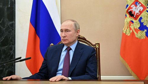 Trong cuộc họp báo tại Moscow ngày 22/2, ông Putin nói rằng quyết định điều quân đến đông Ukraine "phụ thuộc vào tình hình thực địa".