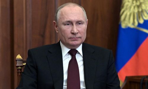 Khủng hoảng Ukraine tiếp tục tăng nhiệt khi ông Vladimir Putin hôm 21/2 duyệt sắc lệnh công nhận độc lập của Donetsk và Lugansk, hai vùng ly khai tại miền đông Ukraine, đồng thời ký hiệp ước hợp tác với lãnh đạo hai khu vực này.
