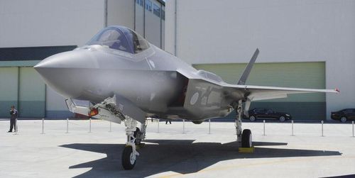 Về thông số kỹ thuật, máy bay F-35 có chiều dài 15,67m; sải cánh 10,7m; chiều cao 4,33m; diện tích bề mặt cánh 42,7m2; trọng lượng không tải 13.200kg; trọng lượng có tải 22.470m2; trọng lượng cất cánh lớn nhất 31.800kg.