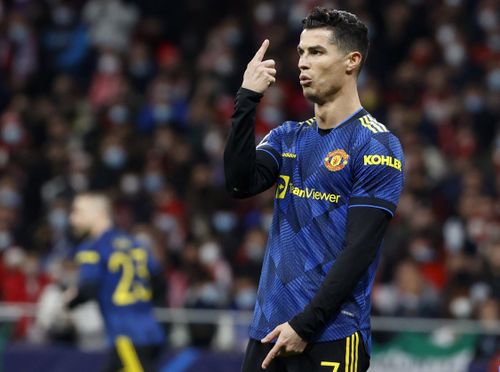 Ronaldo giơ một ngón tay phàn nàn về sự hỗ trợ của đồng đội Man United dành cho mình trong trận đấu với Atletico rạng sáng 24/2 (giờ Hà Nội). Ảnh: Reuters.