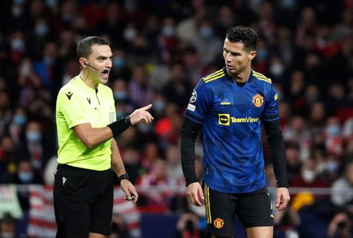Ronaldo phàn nàn với trọng tài về các pha phạm lỗi của Atletico. Ảnh: Reuters.