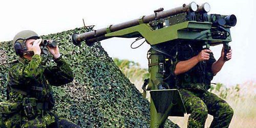 Đạn tên lửa FIM-92 Stinger được đẩy khỏi ống phóng bằng liều phóng nhỏ để tạo khoảng cách an toàn với xạ thủ trước khi hệ thống động cơ đẩy 2 tầng nhiên liệu rắn được kích hoạt đưa tên lửa nhanh chóng đạt tốc độ Mach 2,2.