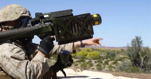 FIM-92 Stinger được thiết kế với chiều dài 1,52 m, đường kính trong 70 mm, trọng lượng phóng 15,2 kg.