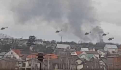 Tổng thống Ukraine Volodymyr Zelensky kêu gọi các nước Đông Âu và cộng đồng quốc tế viện trợ cho họ để chống lại cuộc tấn công của Nga. (Hình ảnh phi đoàn trực thăng Nga tấn công xâm nhập vào một sân bay của Ukraine).