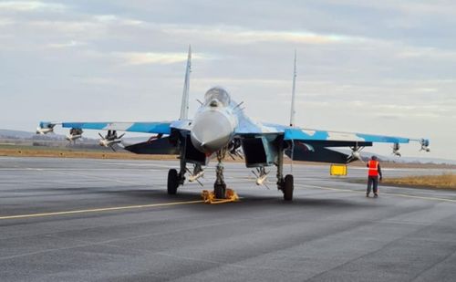 Ngay trong ngày đầu tiên xảy ra chiến tranh với Nga, một tiêm kích Su-27 Ukraine chạy sang Romania sau khi viên phi công điều khiển nó thực hiện cuộc đào tẩu, máy bay khi đó mang đầy đủ cấu hình vũ khí cho nhiệm vụ phòng không.