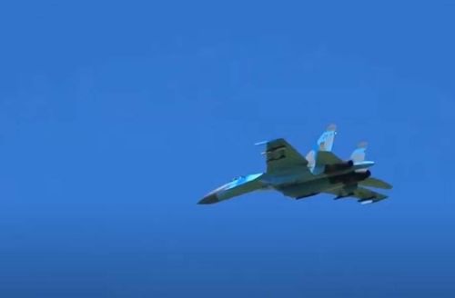 Các nhà phân tích của cổng thông tin Mỹ gợi ý: “Chiếc Su-27 này có thể được Mỹ mua lại để sử dụng trong nhiệm vụ bay huấn luyện. Một trong những lựa chọn khác đó là máy bay có thể được đặt trong viện bảo tàng".