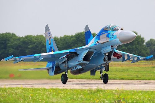 Phi đội máy bay chiến đấu Ukraine được Kiev kế thừa sau khi Liên Xô tan rã, đã có một số cải tiến kể từ những năm 1980. Tuy nhiên, so với các tiêm kích hiện đại của Nga, Không quân Ukraine lạc hậu một cách đáng kể.