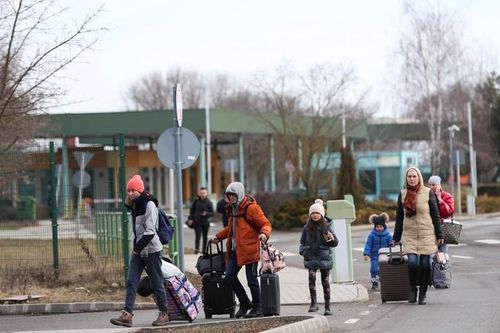 Người dân Ukraine sơ tán đến cửa khẩu biên giới ở thị trấn Beregsurany - Hungary sau khi Nga phát động chiến dịch quân sự lớn vào Ukraine hôm 25-2 Ảnh: Reuters