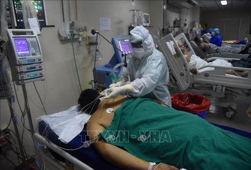 Nhân viên y tế điều trị cho bệnh nhân nhiễm COVID-19 tại bệnh viện ở San Lorenzo, Paraguay. Ảnh: AFP/TTXVN