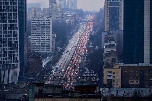 Đoàn xe dài rời khỏi Thủ đô Kiev sau khi Nga phát động chiến dịch vào miền Đông