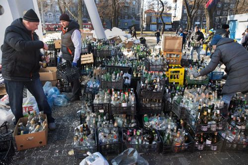 Nhiều chai bom xăng tự chế được người dân Ukraine chuẩn bị để đối phó với quân đội Nga. Ảnh: New York Times.