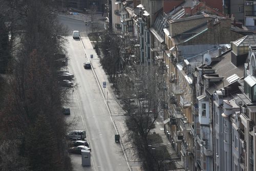 Kyiv trong giờ giới nghiêm vào sáng 27/2. Chính phủ nước này đã thắt chặt giờ giới nghiêm của Kyiv từ 17h đến 8h sáng, từ ngày 26-28/2. Lệnh giới nghiêm trước đó là từ 22h đến 8h. Ảnh: Reuters.
