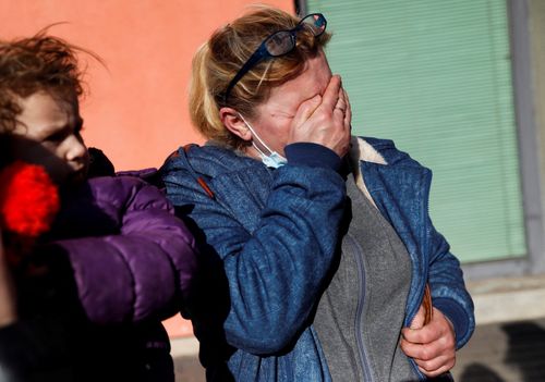 Một phụ nữ bật khóc khi vượt biên từ Ukraine sang Zahony, Hungary. Ảnh: Reuters.