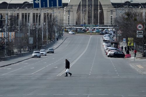 Thủ đô Kyiv và các thành phố khác cố thủ được thêm một đêm trong lúc lực lượng Nga áp sát và liên tục không kích. Giao tranh bước qua ngày thứ tư trong khi Nga không thể đánh nhanh thắng nhanh được như dự định ban đầu khi vấp phải sự chống trả quyết liệt. Trong ảnh, đường phố Kyiv sáng 27/2. Ảnh: Reuters.