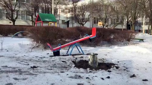 Trong khi Kyiv đang bị áp sát, một số đặc nhiệm Nga và xe tăng đã tiến vào trong Kharkiv, thành phố lớn thứ hai Ukraine. Nhiều người dân, trong đó có người Việt, mô tả việc xe tăng chạy qua các con phố họ sống và rocket bị bắn xuống khu dân cư. Trong ảnh, một rocket chưa nổ rơi trúng một trường mẫu giáo ở Kharkiv ngày 27/2. Ảnh: Reuters.