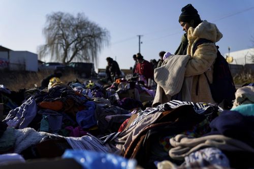 Nhiều quần áo được quyên góp cho những người Ukraine sơ tán sang Medyka, Ba Lan ngày 27/2. Ảnh: Reuters.