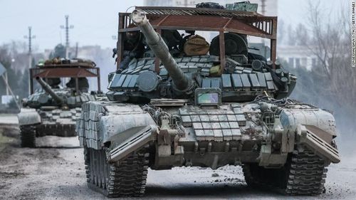 Xe tăng Nga di chuyển qua thị trấn Armyansk ở phía bắc Crimea.