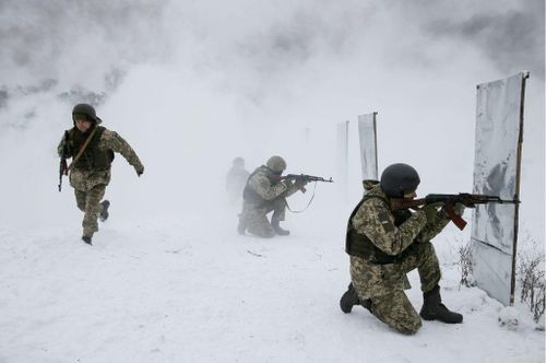 Lực lượng quân sự Ukraine và Nga được ví như "châu chấu đá xe". Ảnh minh họa: Atlantic Council.