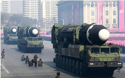 Tên lửa đạn đạo Hwasong-15 trong lễ duyệt binh kỷ niệm 70 năm thành lập Quân đội Triều Tiên ở Bình Nhưỡng. Ảnh: AFP