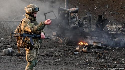 Một quân nhân Ukraine được nhìn thấy tại địa điểm xảy ra cuộc đụng độ với quân đội Nga ở Kiev. Ảnh: DW