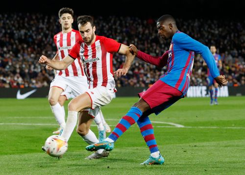  Cú ra chân quyết đoán mang về cho Dembele bàn thắng đầu tiên ở mùa giải 2021/22. Theo tính toán từ BTC, chỉ có 5% cơ hội để một cầu thủ ghi bàn ở vị trí này, nhưng số 7 của Barca đã biến điều gần như không thể thành hiện thực. Ảnh: Reuters. 