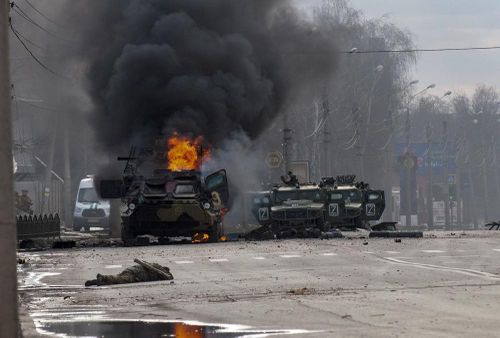  Xe thiết giáp Nga cháy trên đường phố Kharkiv, Ukraine ngày 27/2. Ảnh: AP. 
