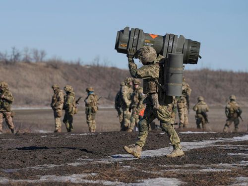 Hàng loạt quốc gia đã và đang hỗ trợ quân sự cho Ukraine. Ảnh: AP.