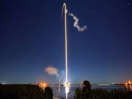 Tỷ phú Elon Musk cũng đã hợp tác với Lầu Năm Góc trong các chương trình khác, bao gồm phát triển một hệ thống tái triển khai các vũ khí quân sự của Mỹ trong không gian. Nguồn ảnh: Pinterest.