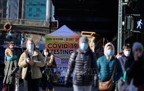 Người dân đeo khẩu trang tại một điểm xét nghiệm COVID-19 ở New York, Mỹ. Ảnh: AFP/TTXVN