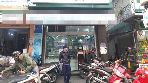 Những ngày qua, rất đông người Đà Nẵng đến các tiệm thuốc Tây mua kit test COVID-19.