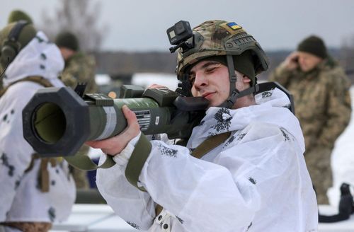 Binh sĩ Ukraine luyện tập sử dụng tên lửa M141 Bunker với sự hướng dẫn của binh lính Mỹ. Ảnh: Reuters.