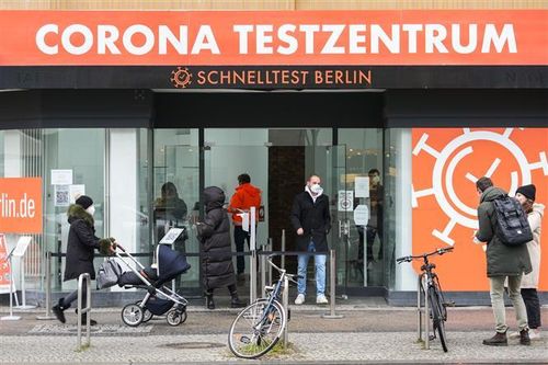 Một điểm xét nghiệm COVID-19 tại Berlin, Đức, ngày 12/1/2022. Ảnh minh họa: THX/TTXVN