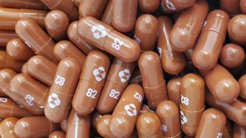 Thuốc viên Molnupiravir chống COVID-19 của công ty dược phẩm Mỹ Merch. (Ảnh: TTXVN phát)