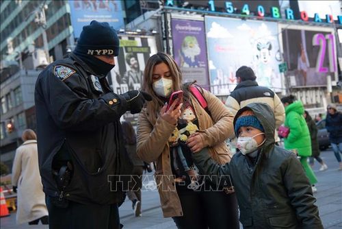 Người dân đeo khẩu trang phòng dịch COVID-19 tại New York, Mỹ. Ảnh: THX/TTXVN