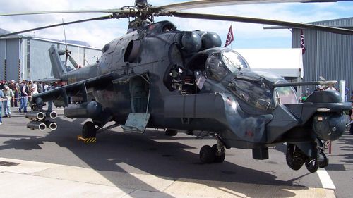 Ngay cửa khoang vận tải của trực thăng Mi-24 sẽ có sự xuất hiện của một khẩu đại liên PKB, nhằm bảo vệ tốt hàng hóa trong chuyến bay và có thể bổ sung hỏa lực trong chiến sự. Nguồn ảnh: wallls.com.