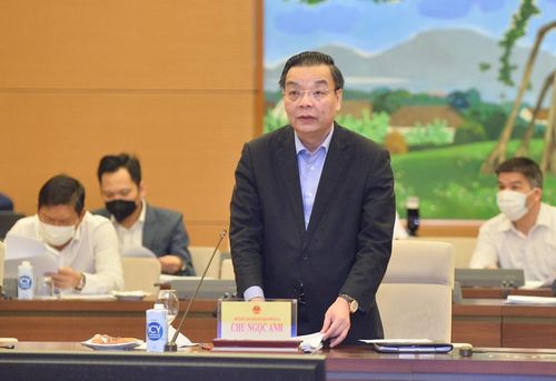 Chủ tịch UBND TP Hà Nội Chu Ngọc Anh báo cáo tại cuộc làm việc