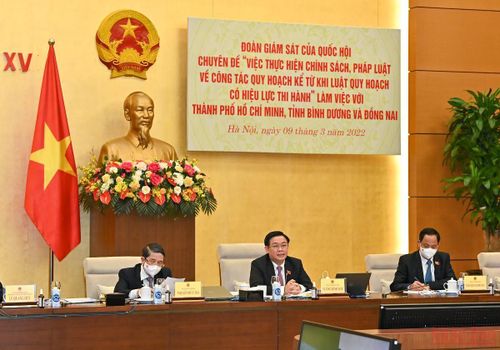  Chủ tịch Quốc hội Vương Đình Huệ phát biểu tại buổi làm việc của Đoàn giám sát Quốc hội với TP Hồ Chí Minh, tỉnh Bình Dương và Đồng Nai. (Ảnh: Duy Linh)