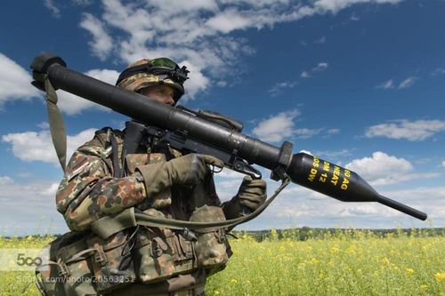 Binh sĩ Đức với súng chống tăng Panzerfaust 3. (Ảnh: Pinterest)