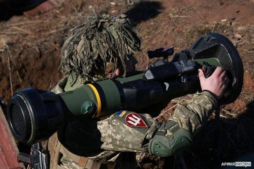 Binh sĩ Ukraine với tên lửa chống tăng NLAW. (Ảnh: Military Review)