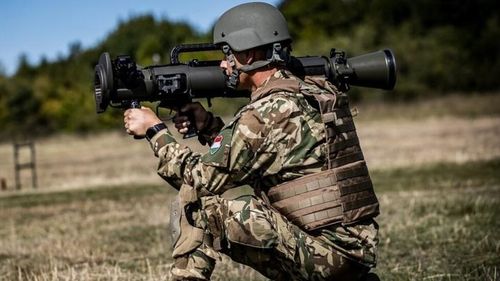 Binh sĩ Ý với súng chống tăng không giật Carl Gustaf. (Ảnh: ERR)