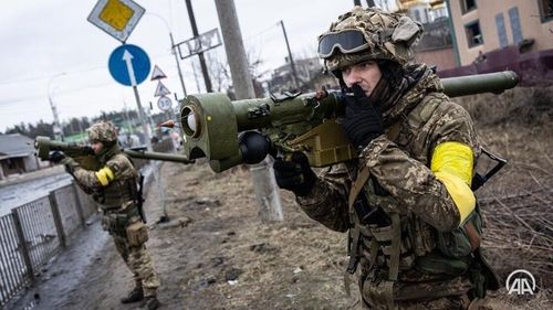 Binh sĩ Ukraine với tên lửa phòng không Igla. (Ảnh: Anadolu Agency)
