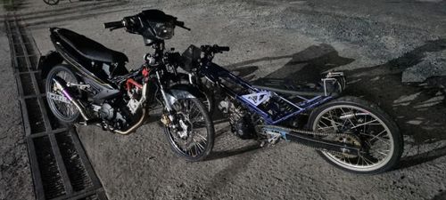 2 chiếc xe đã thay đổi kết cấu dùng để đua xe. Ảnh: Văn Vũ.