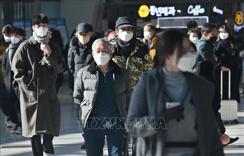 Người dân đeo khẩu trang phòng dịch COVID-19 tại Seoul, Hàn Quốc, ngày 18/2/2022. Ảnh: AFP/TTXVN
