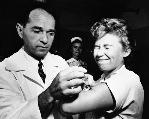  Tiến sĩ Joseph Ballinger tiêm vaccine cúm H2N2 đầu tiên cho Marjorie Hill, y tá tại Bệnh viện Montefiore ở New York, Mỹ, vào ngày 16/8/1957. Ảnh: AP. 