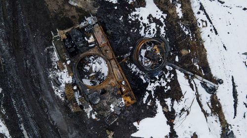 Một chiếc xe tăng của Nga bốc cháy ở vùng Sumy, Ukraine. Ảnh: Reuters. 