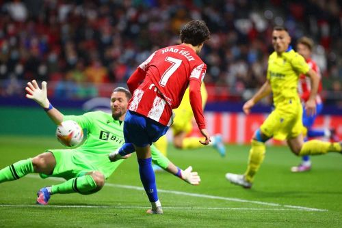 Ngay phút thứ 3, Atletico đã có bàn mở tỷ sau tình huống "biếu không" của thủ thành phía Cadiz, khi anh chuyền bóng đúng chân Joao Felix trong vòng cấm